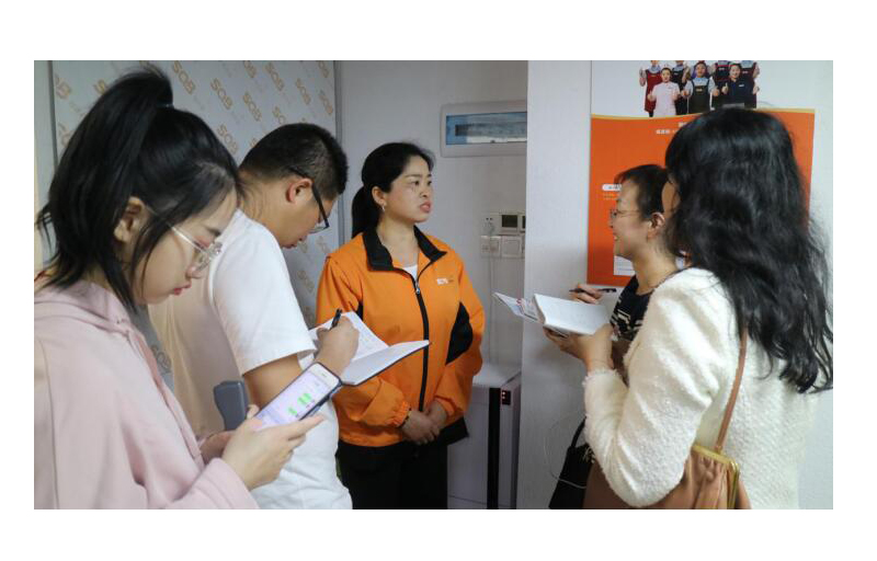 優(yōu)秀家政員楊小蓮接受采訪 優(yōu)秀家政員楊小蓮接受采訪